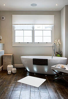 коврик для ванной в интерьере Aura White квадрат