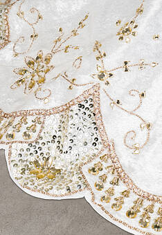 фрагмент коврика-юбки под ёлку Christmas Tree Skirt Ivory Gold 120 cm