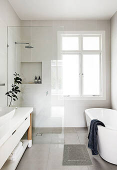 коврик для ванной в интерьере Aura Light Grey квадрат