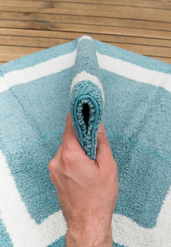 Голубой коврик для ванной из хлопка Home And More Barnes-Blue/White