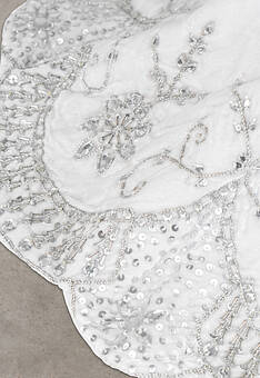 фрагмент коврика-юбки под ёлку Christmas Tree Skirt White And Silver 120 cm