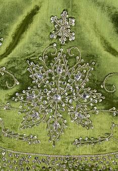 фрагмент коврика-юбки под ёлку Silver Beads Christmas Tree Skirt Green 120 cm