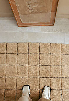 ковер в интерьере Lorena Canals Wool Mosaic Amber