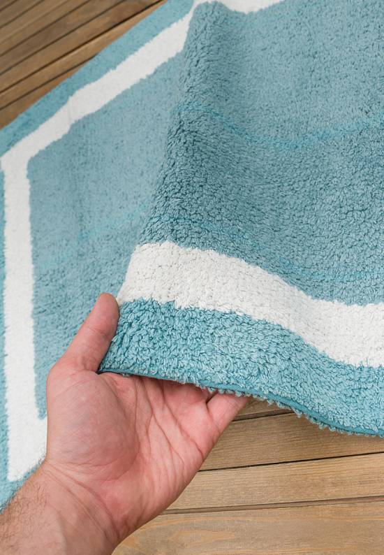 Голубой коврик для ванной из хлопка Home And More Barnes-Blue/White