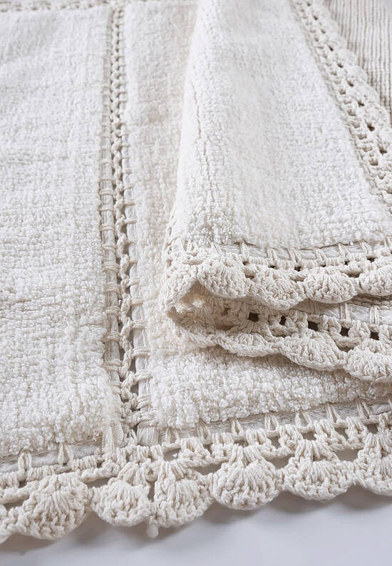 Белый комплект ковриков для ванной Lorinda-Cream